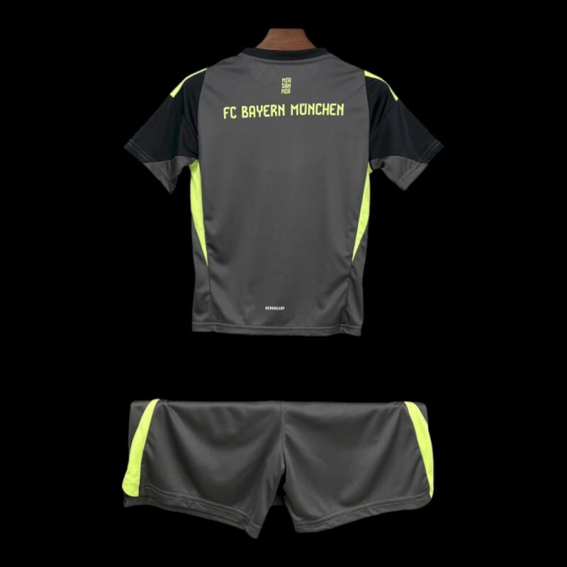 Bayern Munich Goalkeeper Kit 25/26 - Child
